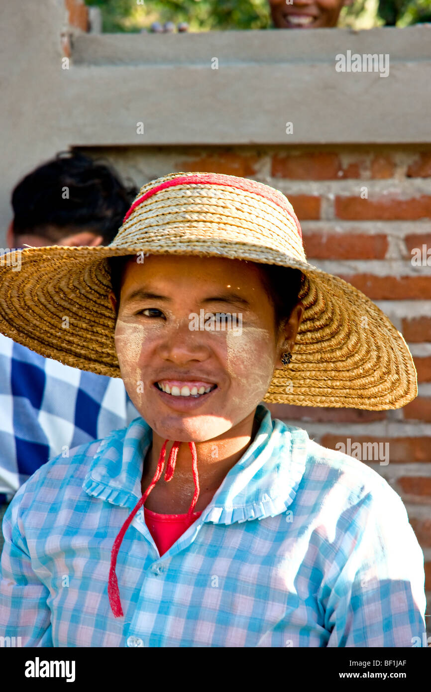 Portrait d'une jeune femme birmane. Banque D'Images