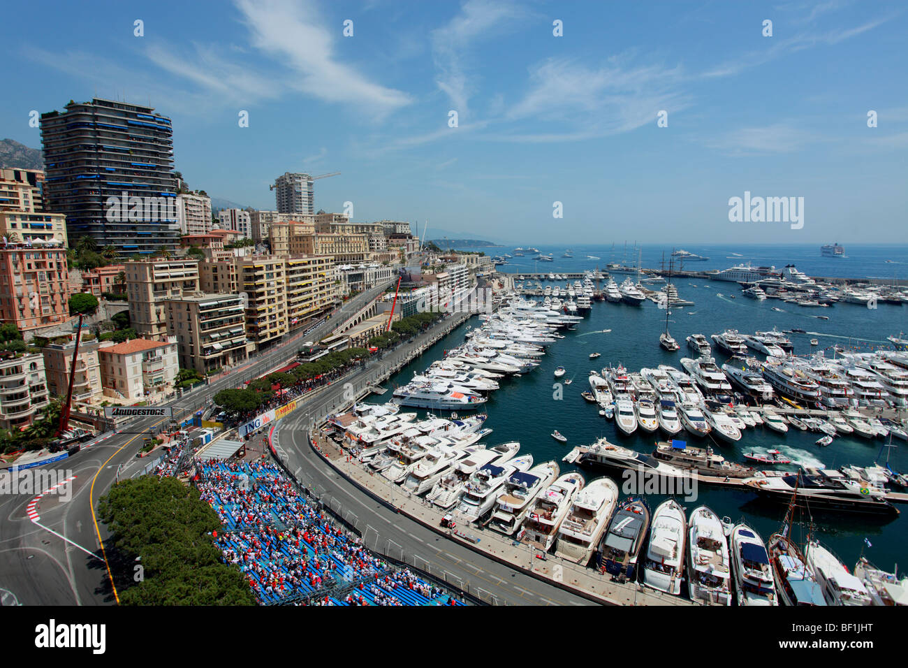 La foule du stade de Formule 1 Monaco pendant le Grand Prix et la marina Banque D'Images