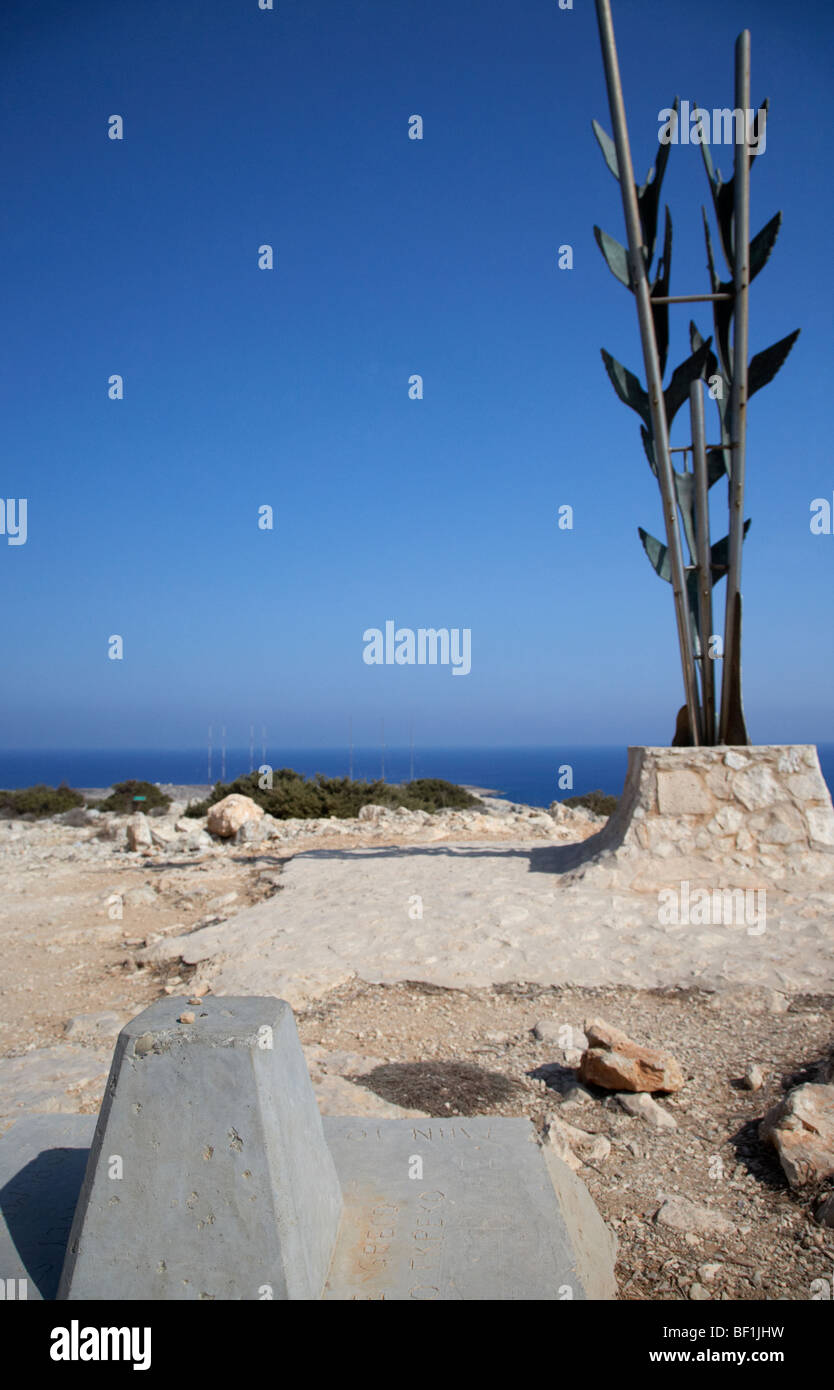 Marqueur pointe et colombes de paix sculpture Cape Gkreko Cavo Greco république de Chypre Banque D'Images