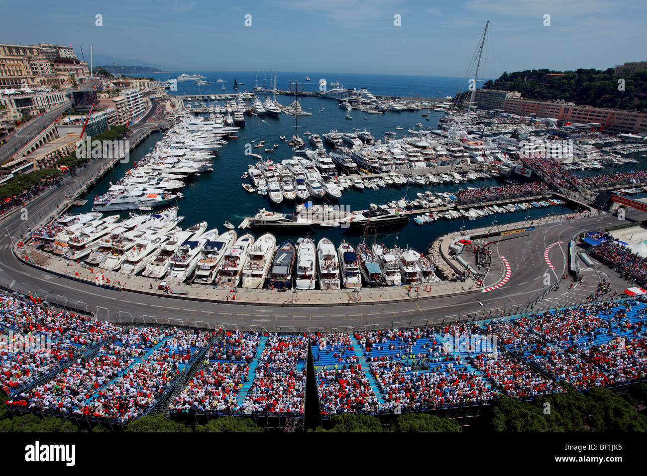 La foule du stade de Formule 1 Monaco pendant le Grand Prix et la marina Banque D'Images