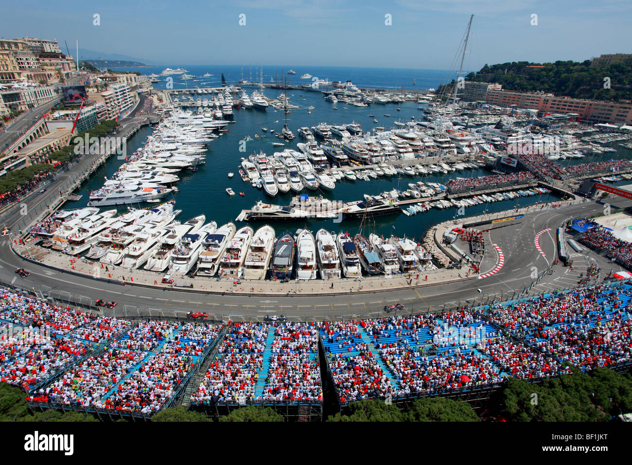La foule du stade de Formule 1 Monaco pendant le Grand Prix et la marina Banque D'Images