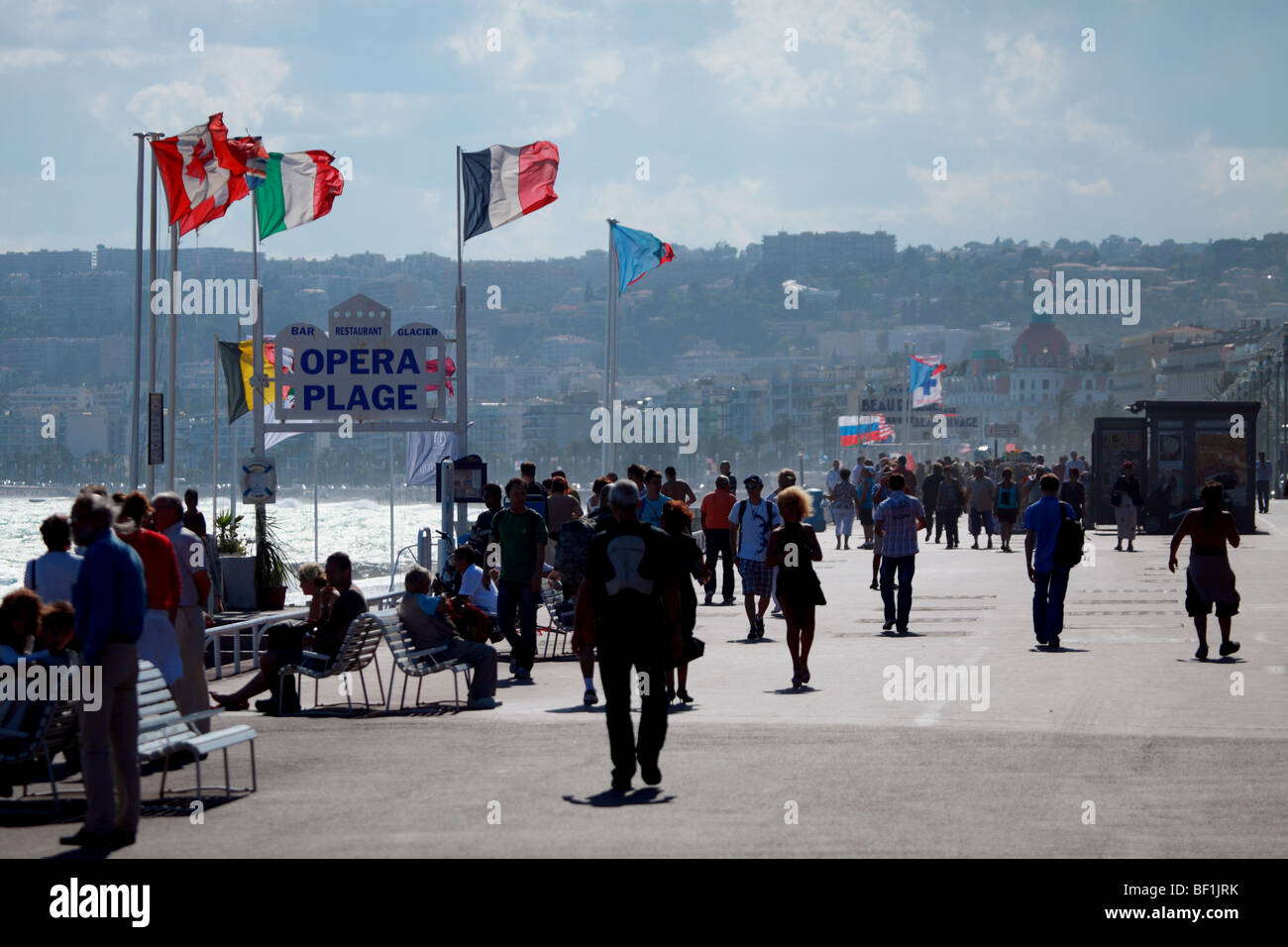 Un coup de vent sur la Promenade des Anglais de Nice Banque D'Images