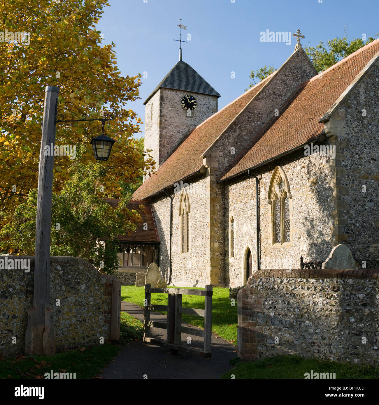 L'église romane de St Pancras à Kingston dans le Sussex, avec son Tapsel Gate. Banque D'Images