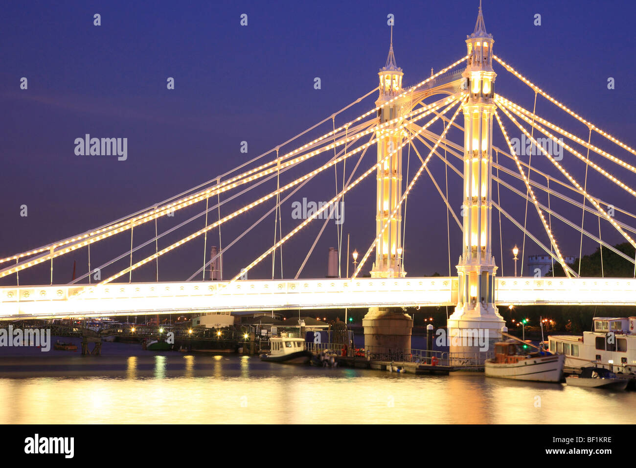 Tamise et Albert Bridge après le coucher du soleil Londres Angleterre Banque D'Images