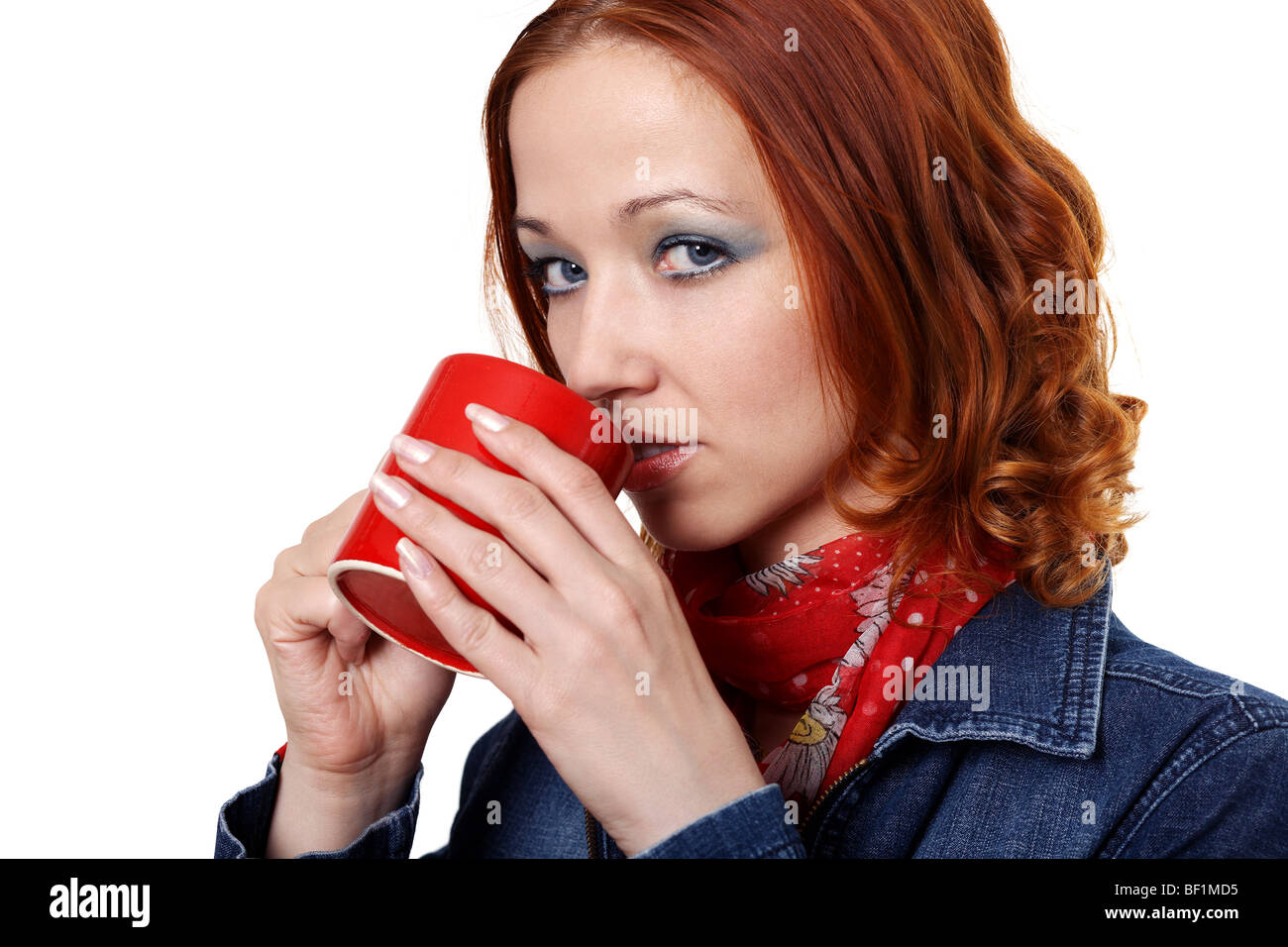 Jeune femme à boire une tasse de thé Banque D'Images