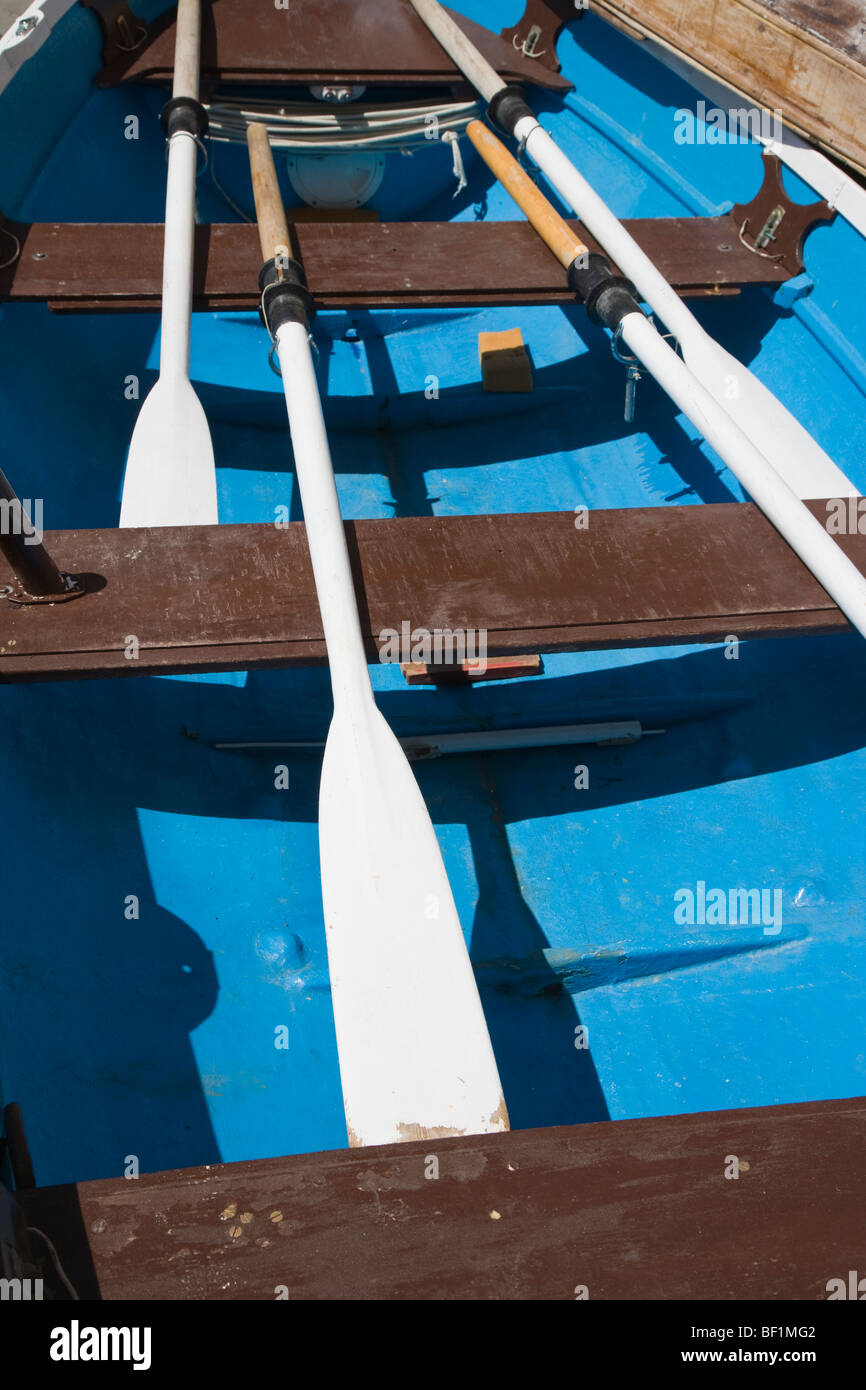 Bleu bateau à rames, Cinque Terre, ligurie, italie Banque D'Images
