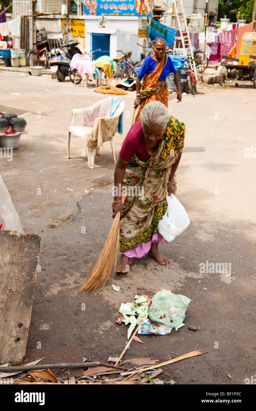Une vieille dame indienne des détritus dans la rue. Chennai Tamil Nadu Inde Banque D'Images