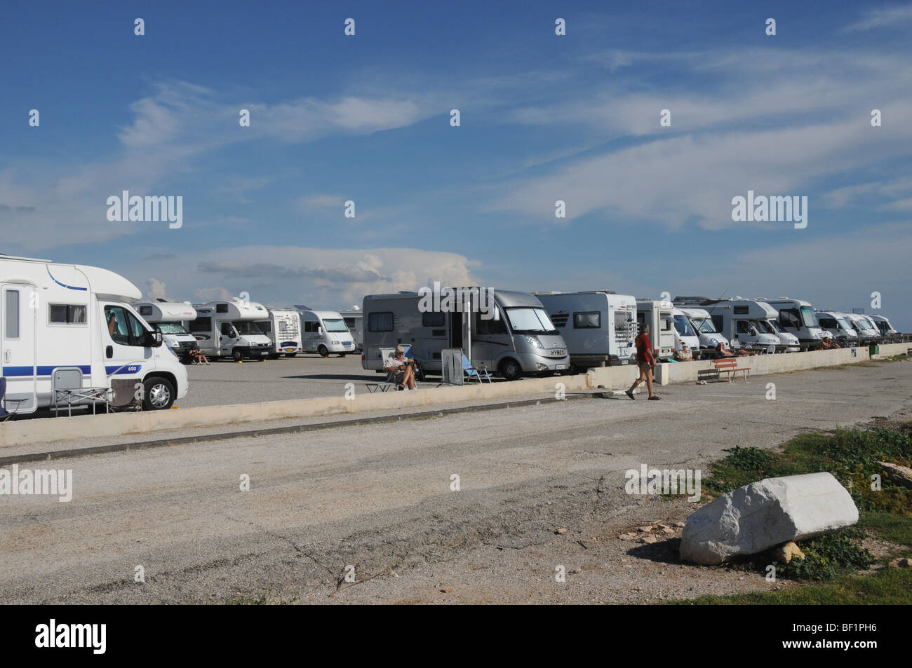 Loin de tout ? Camping-cars entassés dans le parking de Carro, Bouches-du-Rhône, au sud de la France. Banque D'Images