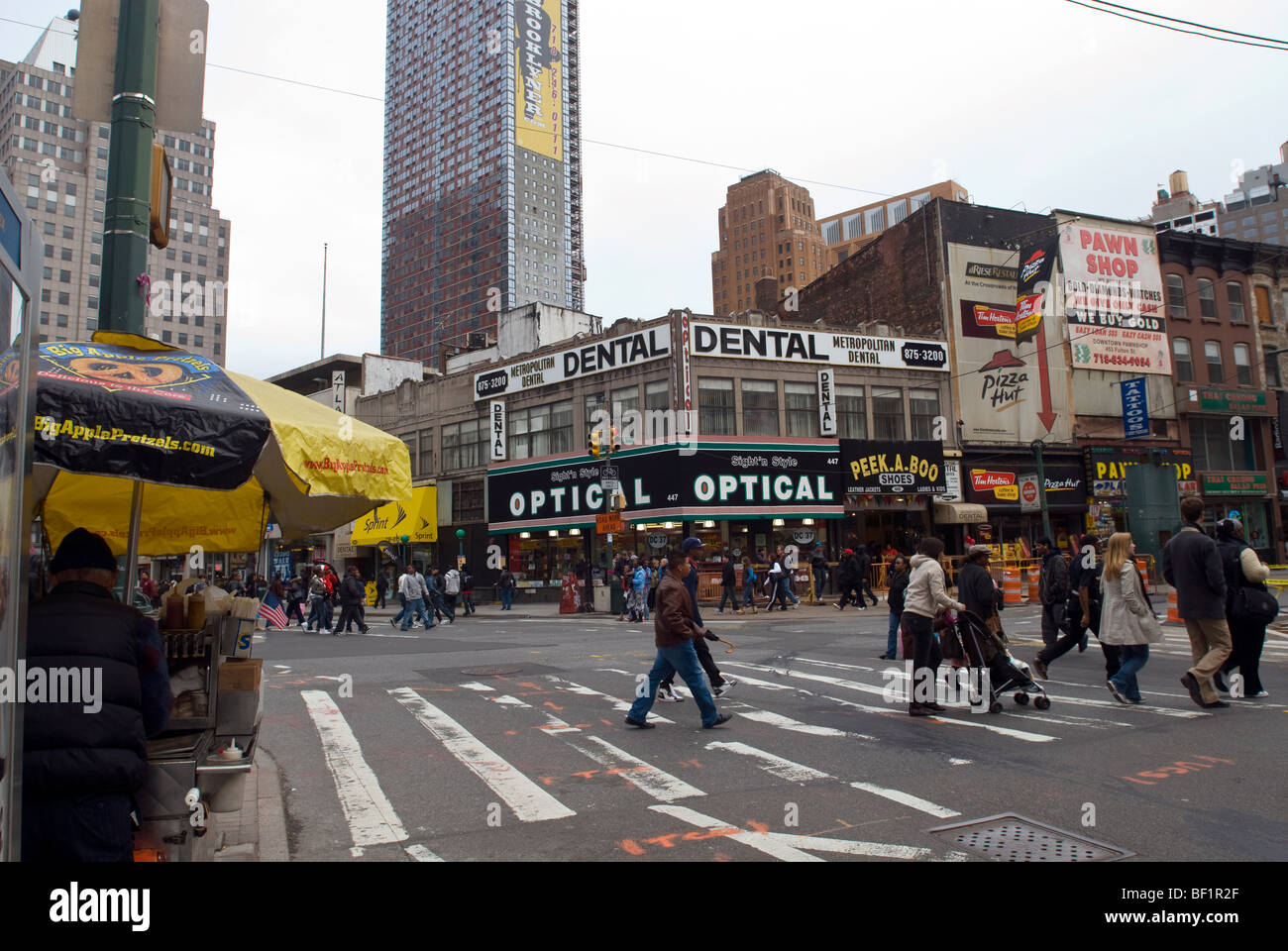 Les piétons traversent l'intersection des rues Fulton et Jay au centre-ville de Brooklyn à New York Banque D'Images