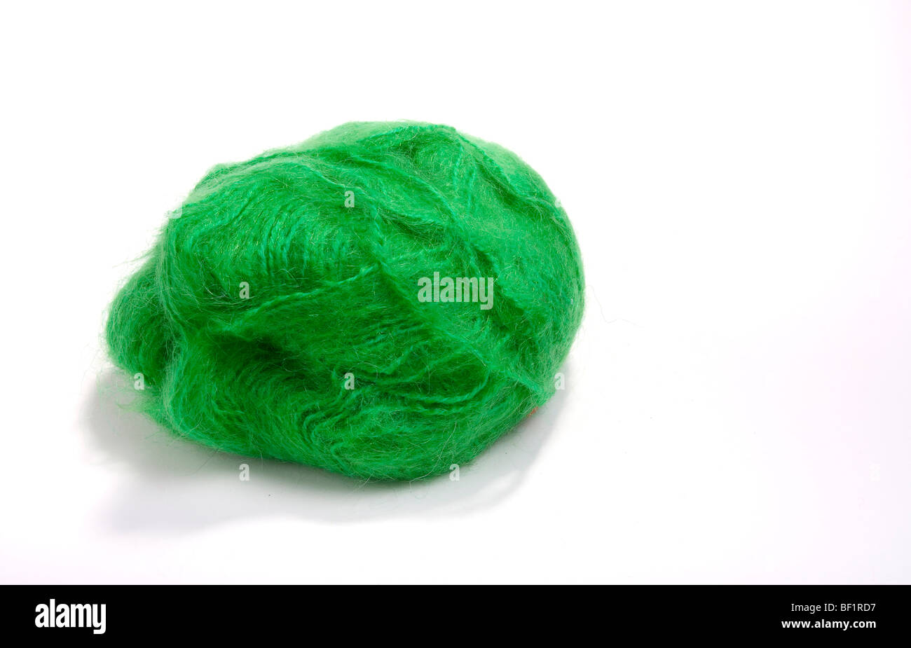 Grand bal ou de fils de laine mohair vert contre l'arrière-plan blanc. Banque D'Images