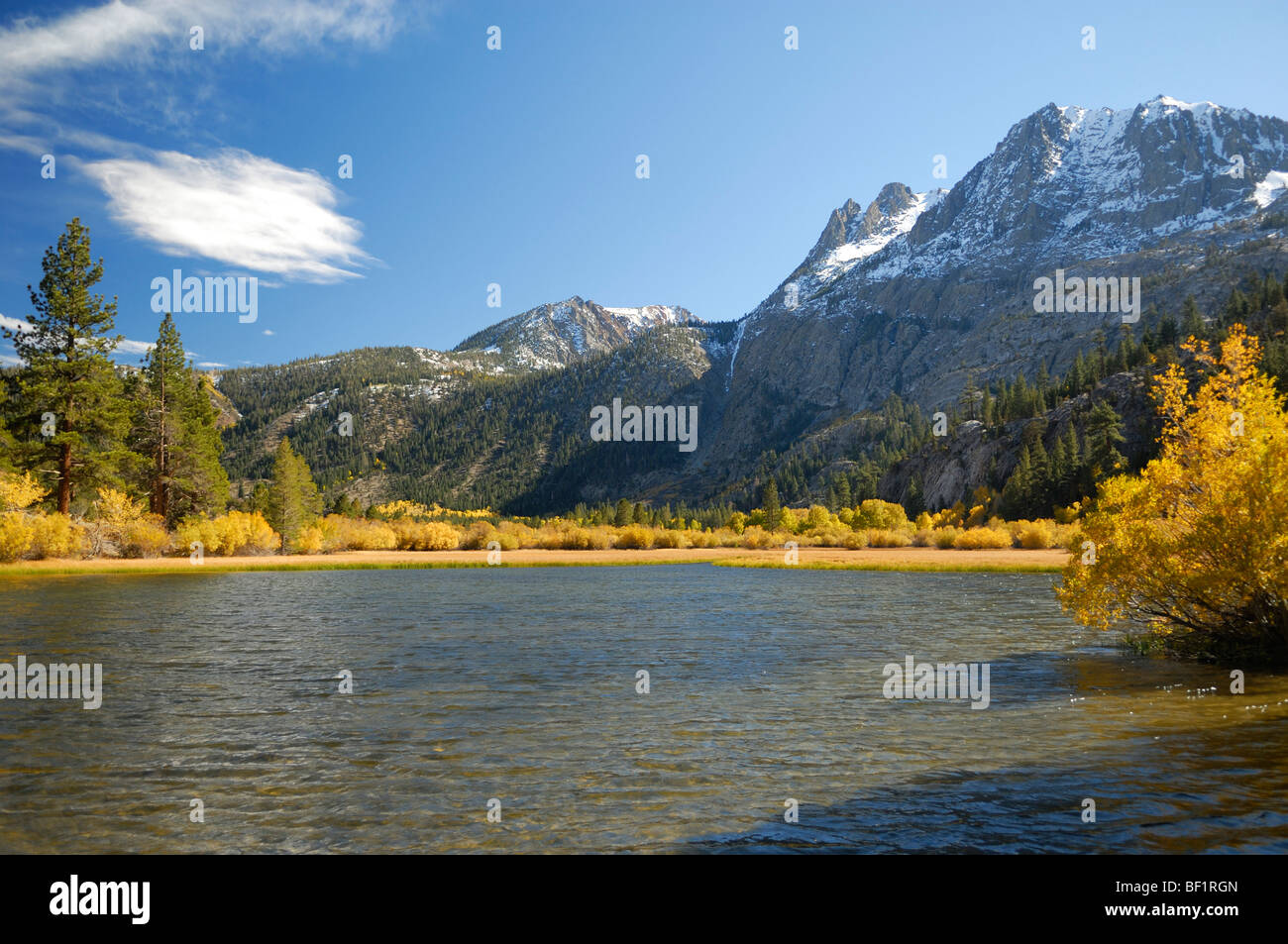 Vue d'automne d'un lac de montagne dans la Sierra Nevada, en Californie Banque D'Images