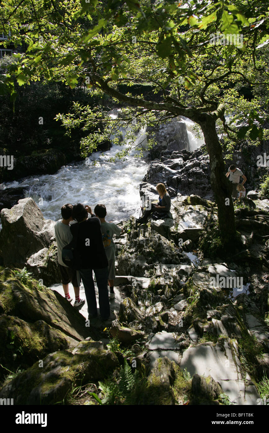 Village de Betws-Y-coed, au Pays de Galles. La rivière Llugwy dans le plein débit à Pont-y-Pair se rapproche de l'Entre-Y-Coed-Y-Pont du pont de paire. Banque D'Images