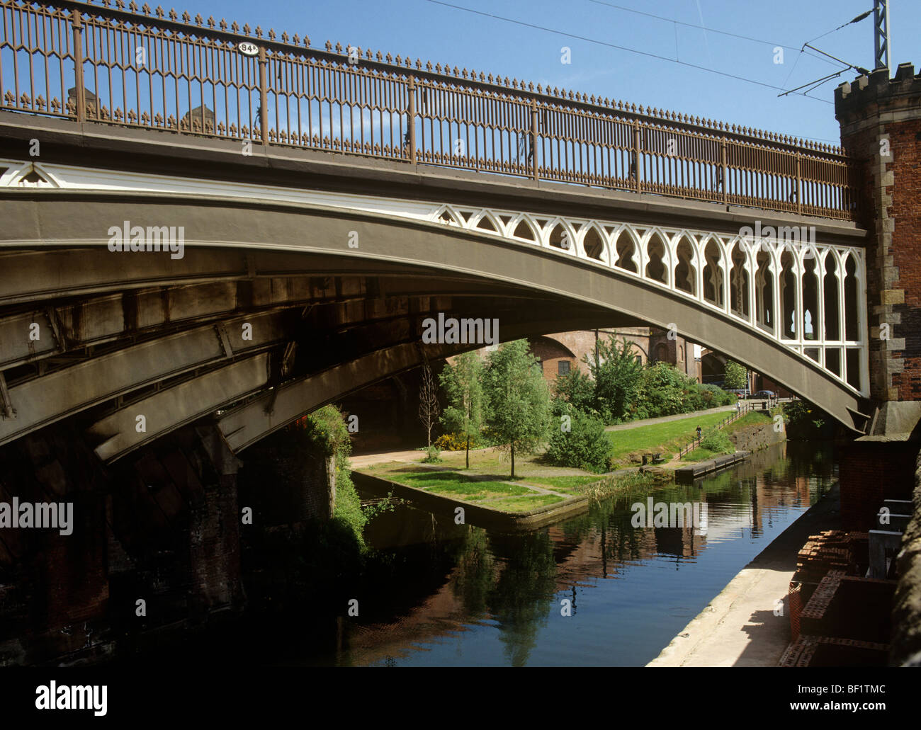 Royaume-uni, Angleterre, Manchester, Castlefields, pont de chemin de fer 94b sur la rivière Medlock Banque D'Images