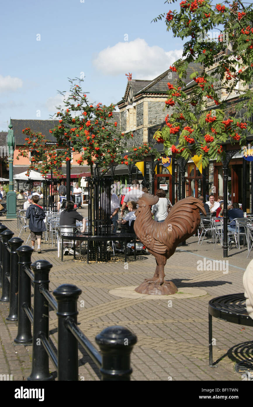 Village de Betws-Y-coed, au Pays de Galles. Les visiteurs et les familles au Betws-Y-Coed Gare commerces et cafés. Banque D'Images