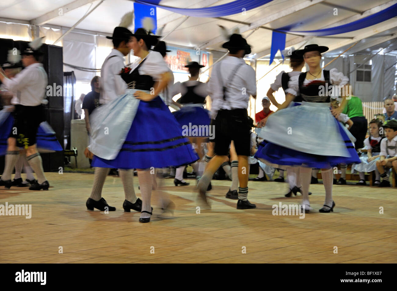 La danse folklorique allemande au cours de l'Oktoberfest à Addison, Texas, USA Banque D'Images