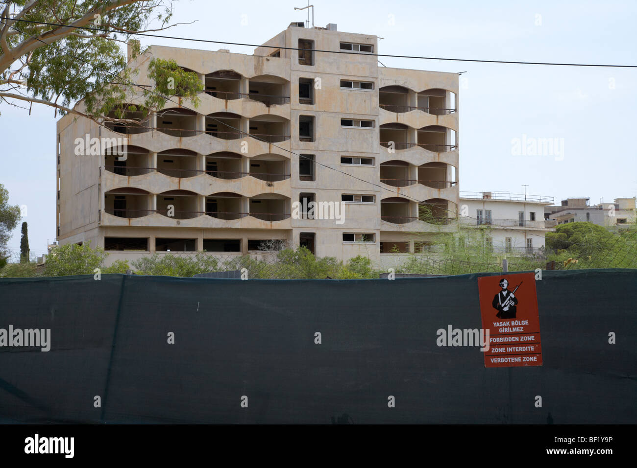 Varosha zone interdite avec des hôtels abandonnés en 1974 en raison de l'invasion turque famagouste République turque de Chypre du nord Banque D'Images