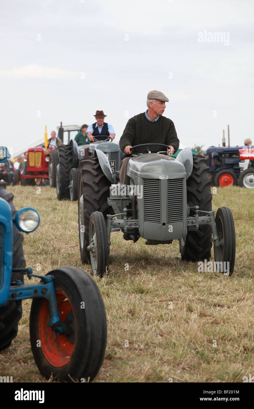 EN IMAGES - Un défilé de tracteurs anciens à Saint-Sulpice-le-Dunois -  France Bleu