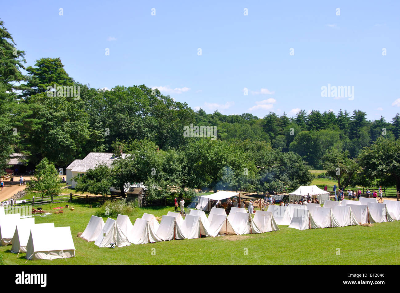 Camp de tentes militaires en costume - Guerre de la Révolution américaine (années 1770) Époque re-enactment Banque D'Images