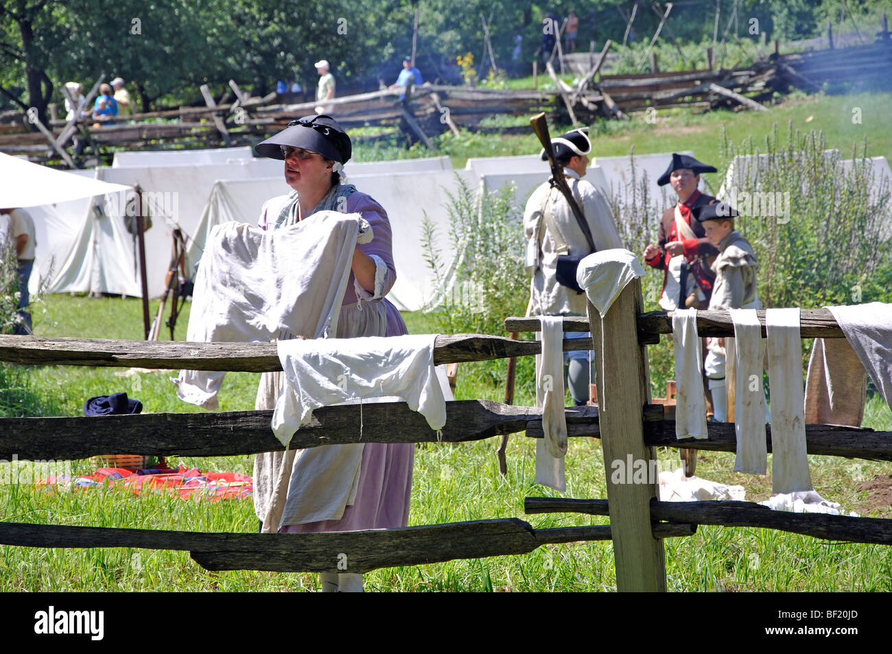 La vie au camp de tentes militaires costumés - Guerre de la Révolution américaine (années 1770) Époque re-enactment Banque D'Images