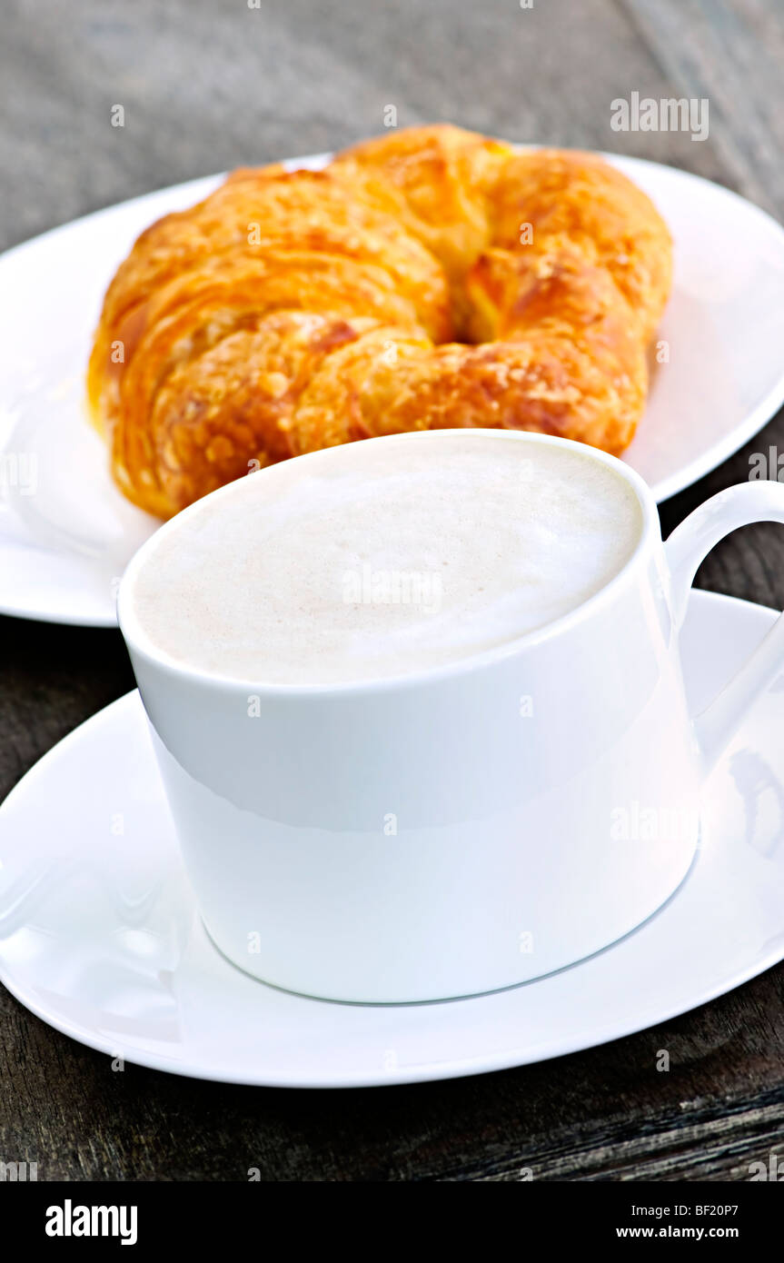 Latte Café avec de la mousse de lait et des croissants frais Banque D'Images