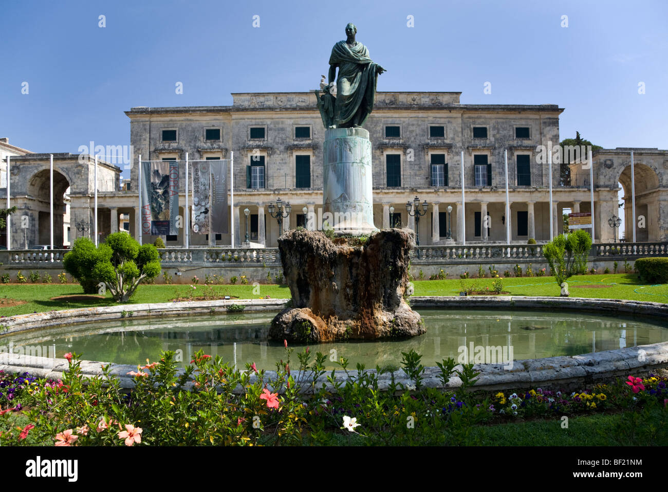 Statue de Frédéric Adam devant le palais de Saint-Michel et Saint-Georges, Kerkyra (Corfou), Grèce Banque D'Images