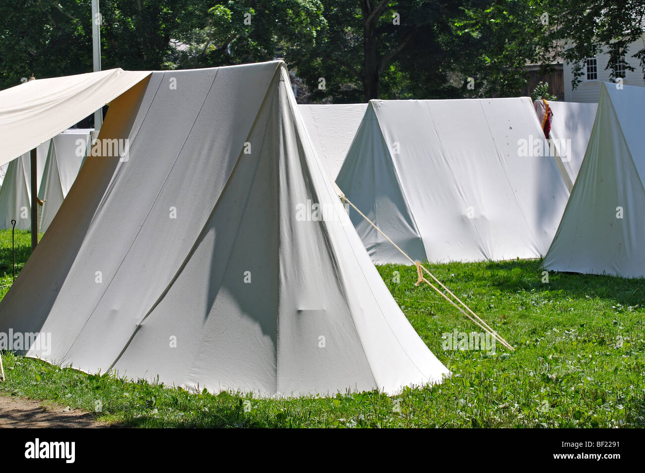 Camp de tentes militaires en costume - Guerre de la Révolution américaine (années 1770) Époque re-enactment Banque D'Images