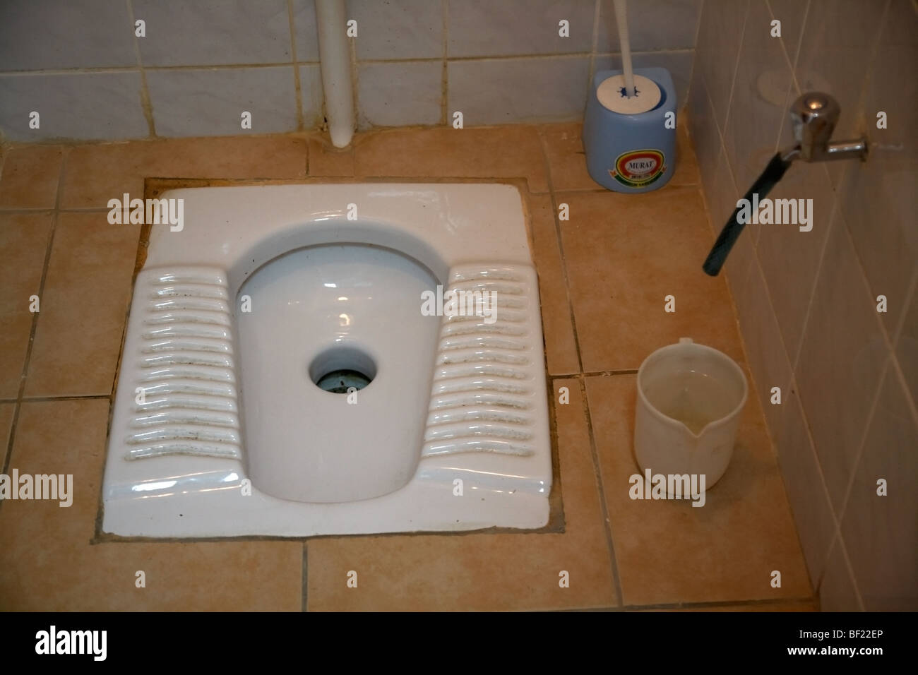 Toilettes dans salle de bains turc accroupi à Famagouste République turque  de Chypre-Nord rtcn Photo Stock - Alamy