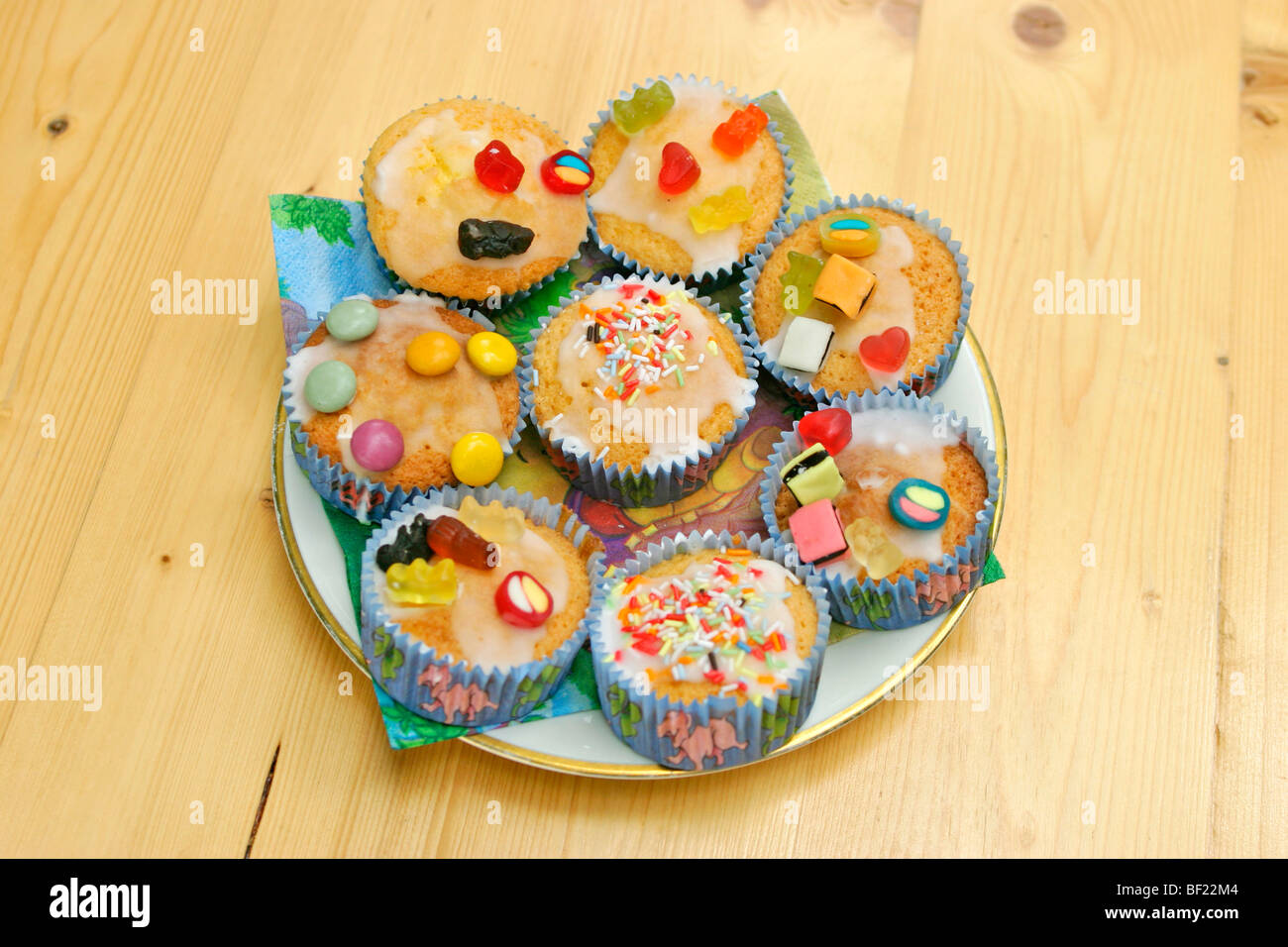 Muffins décorés de bonbons à une fête d'anniversaire pour enfants Banque D'Images