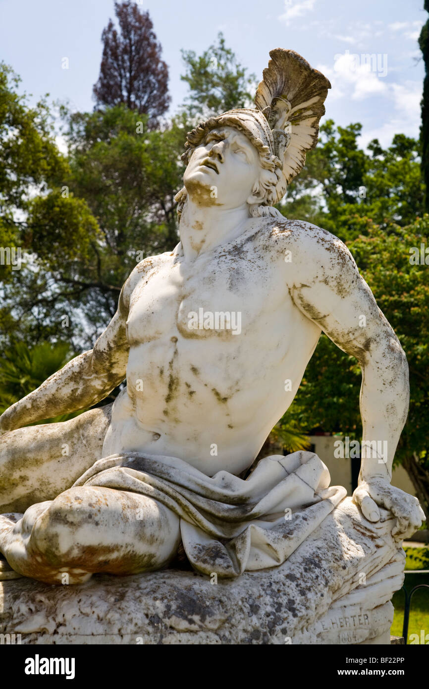 Statue d'Achille dans le jardin d'Achilleio Palace, Kerkyra (Corfou), Grèce Banque D'Images