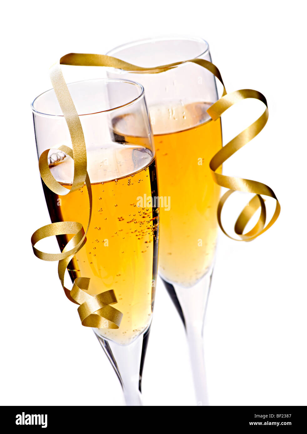 Deux verres de vin mousseux et ruban isolé Banque D'Images
