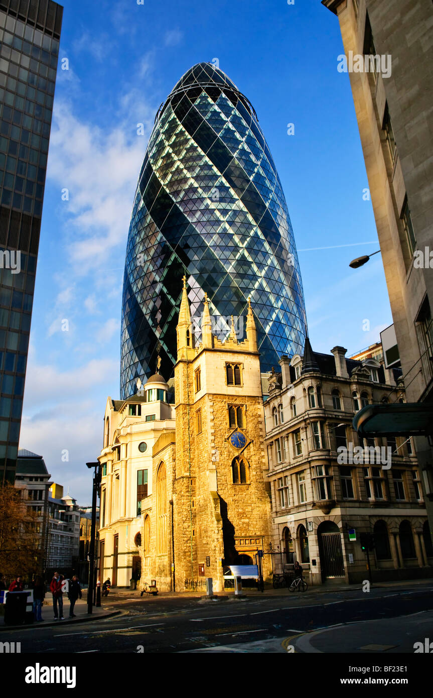 Gherkin building en contraste avec la vieille église gothique de Saint Andrew Undershaft à Londres en Angleterre Banque D'Images
