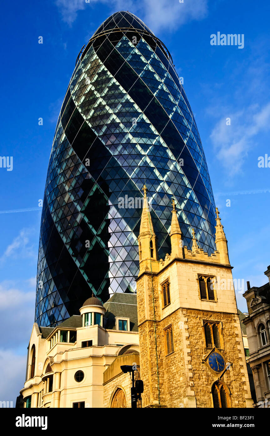 Gherkin building en contraste avec la vieille église gothique de Saint Andrew Undershaft à Londres en Angleterre Banque D'Images