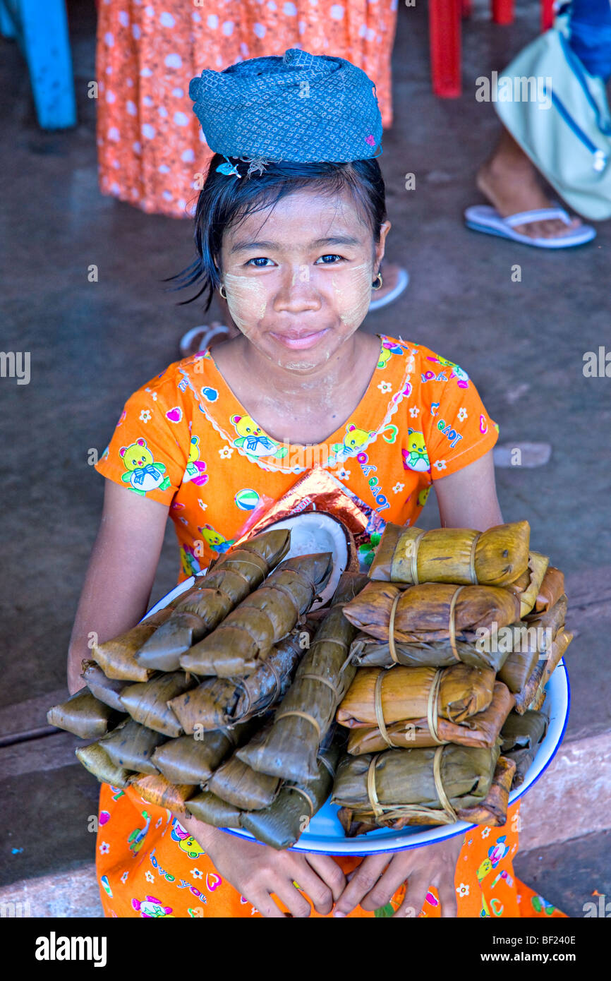 Femme avec panier sur sa tête de vendre de la nourriture, Yangoon, Myanmar. Banque D'Images