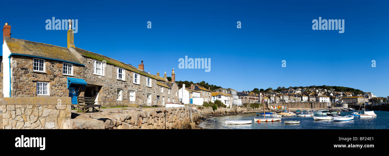 Une vue panoramique sur le port de pêche dans le vieux village de Mousehole [Cornwall] Banque D'Images
