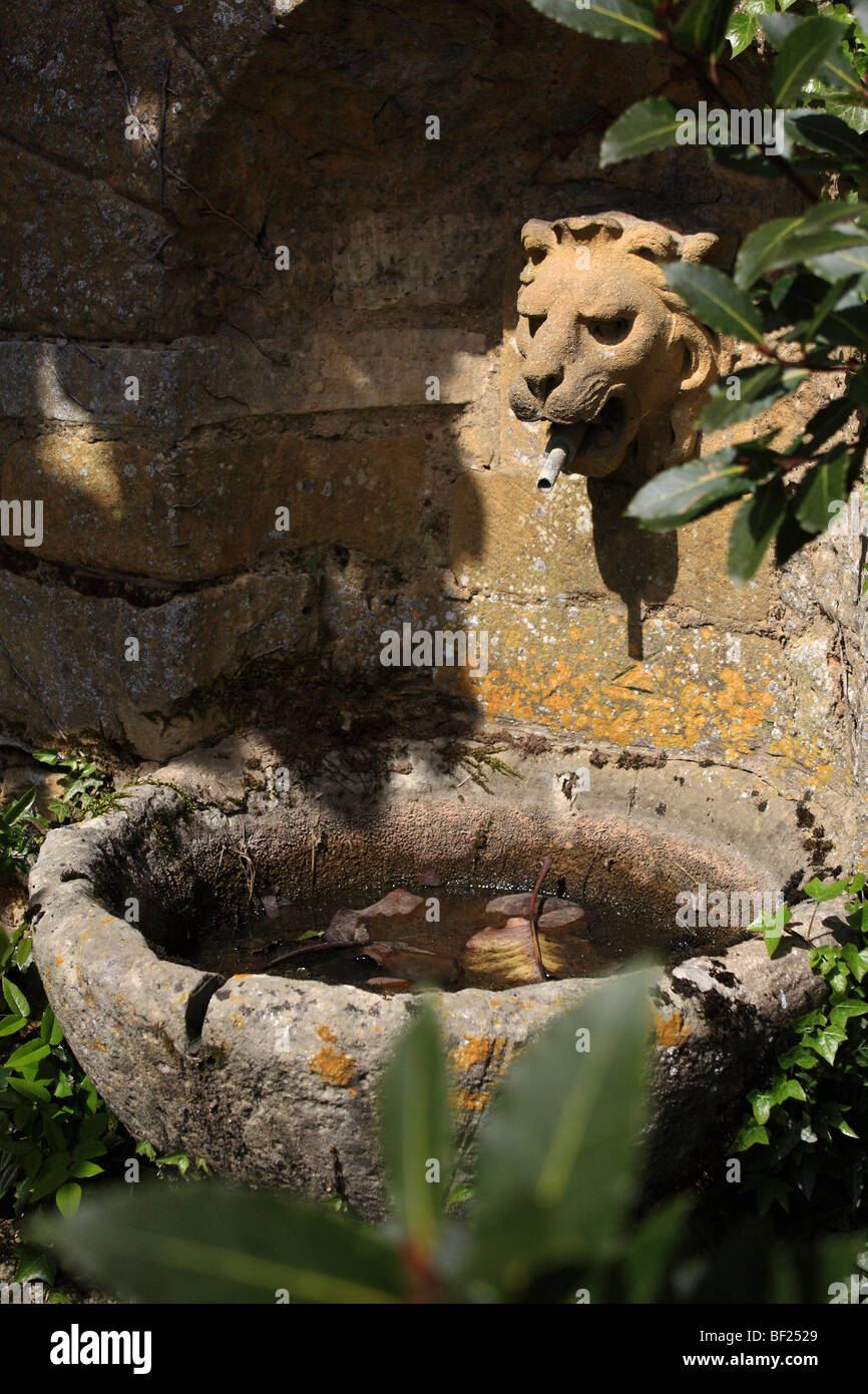 Une intéressante mais peu remarqué à l'Hidcote Manor dans les Cotswolds, prises au cours de la fin du printemps. Banque D'Images