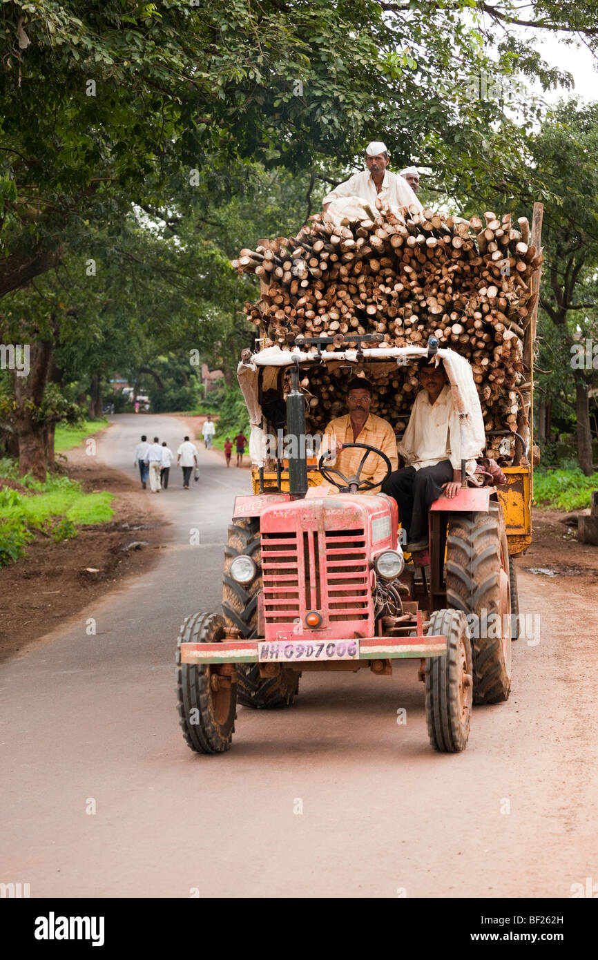 Un tracteur tractant une remorque de cannes de bambou. 'Salvan Village' Mumbai Maharashtra Inde Banque D'Images