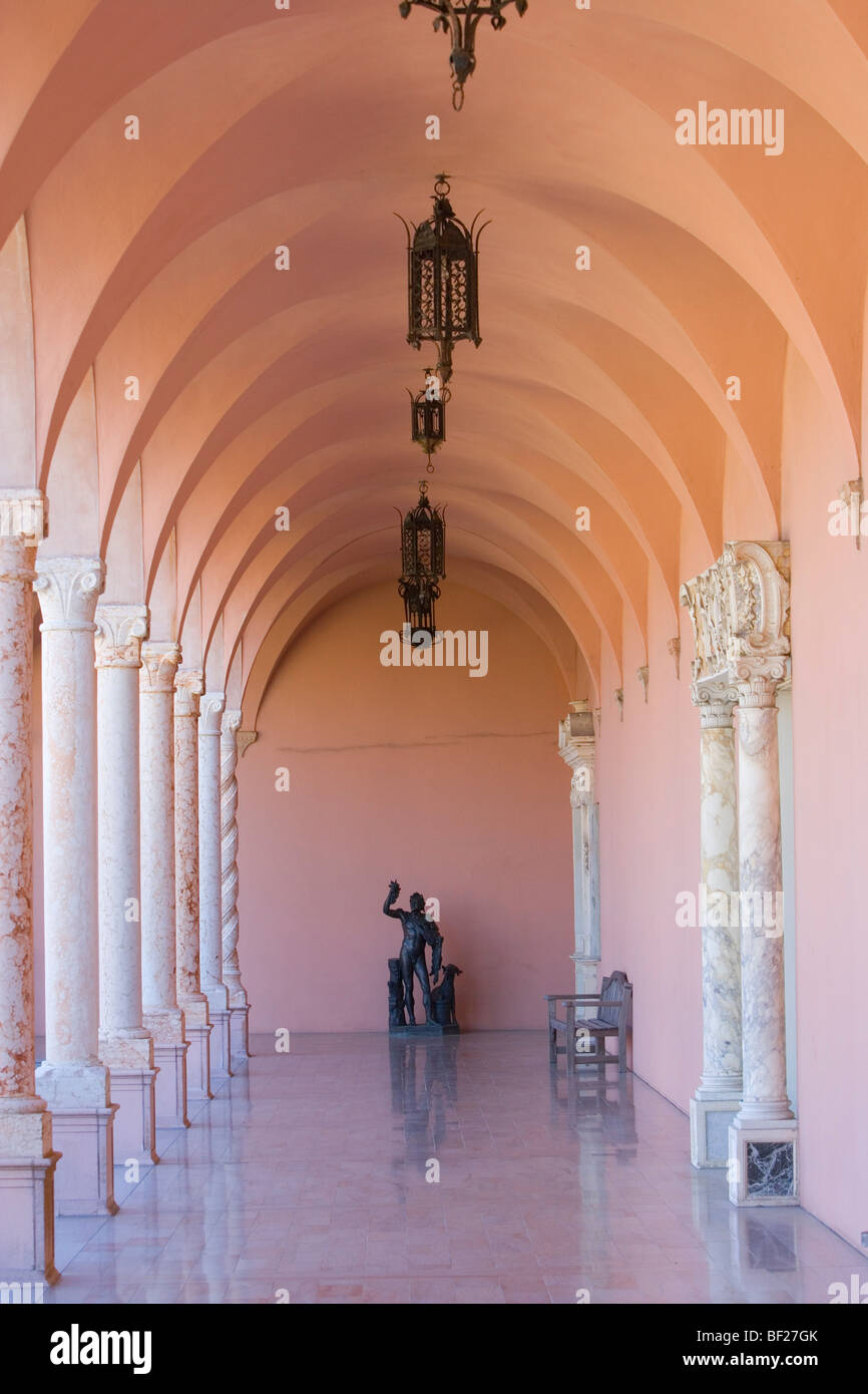 Statue à une colonnade à Ringling Museum of Art, Sarasota, Floride, USA Banque D'Images