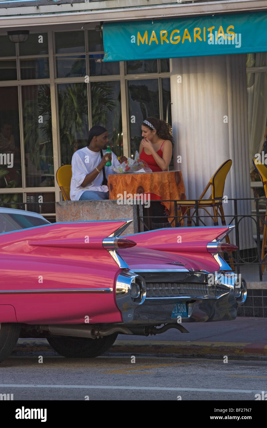 Une voiture d'époque sur Collins Avenue, en face d'un bar, Miami Beach, Florida, USA Banque D'Images