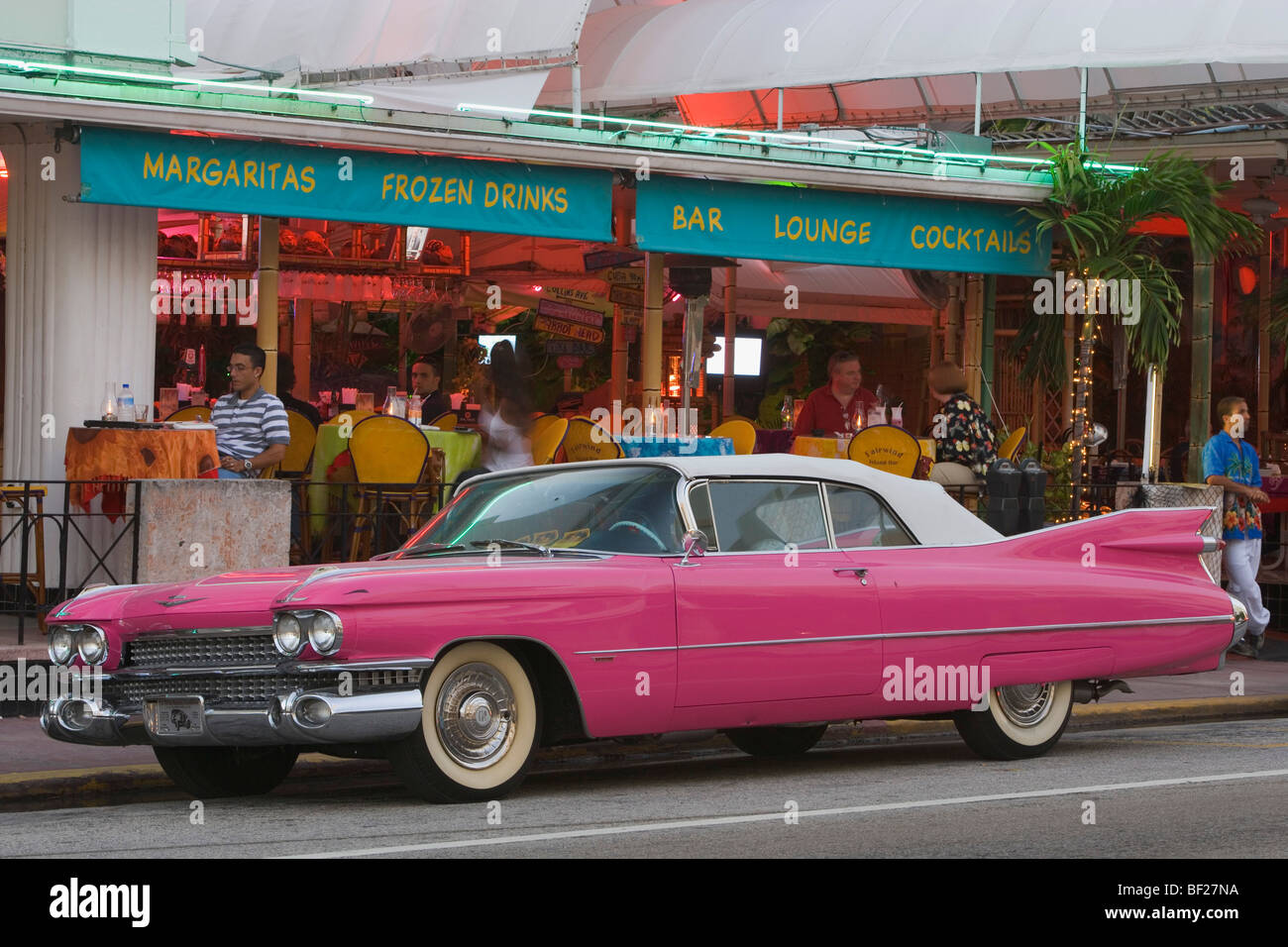Une voiture d'époque sur Collins Avenue, en face d'un bar, Miami Beach, Florida, USA Banque D'Images