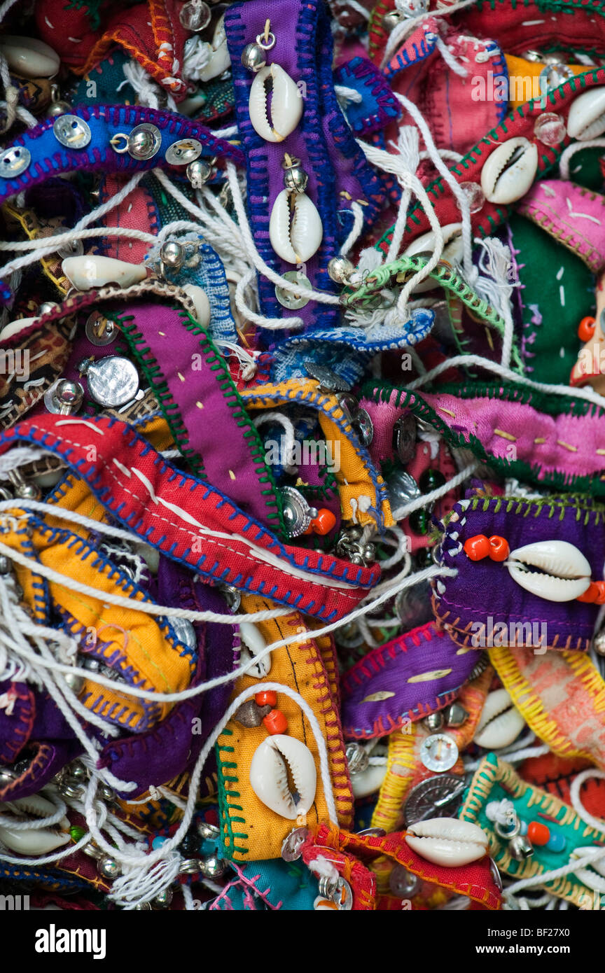 Bracelets Indiens bijou sur une échoppe de marché en Inde Banque D'Images