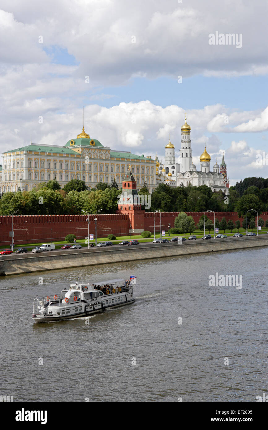 Le Kremlin et la rivière Moskwa, Grand Palais du Kremlin à gauche, Moscou, Russie Banque D'Images