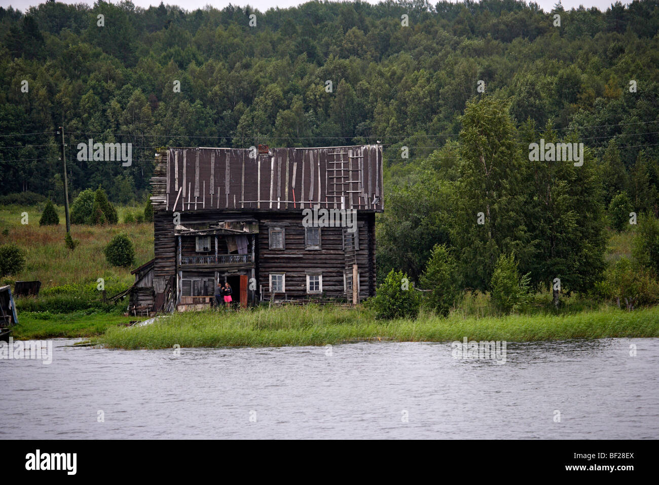 Maison en bois endommagés, le lac Onega, le deuxième plus grand lac d'Europe, Russie Banque D'Images