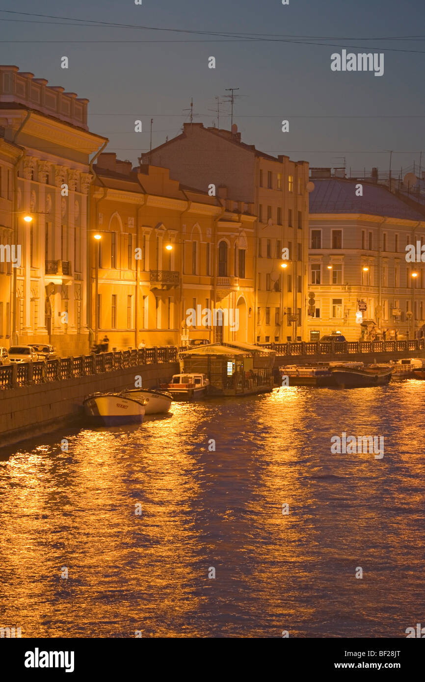 Des palais le long de la rivière Moïka vu de l'Konyushenny Bolschoi pont, Saint Petersburg, Russie Banque D'Images