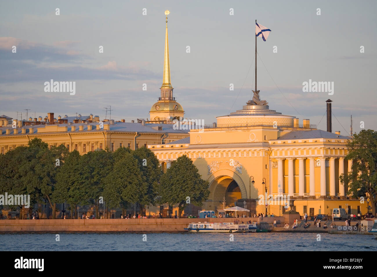 La rivière Neva et la Fédération Admirality, Saint Petersburg, Russie Banque D'Images