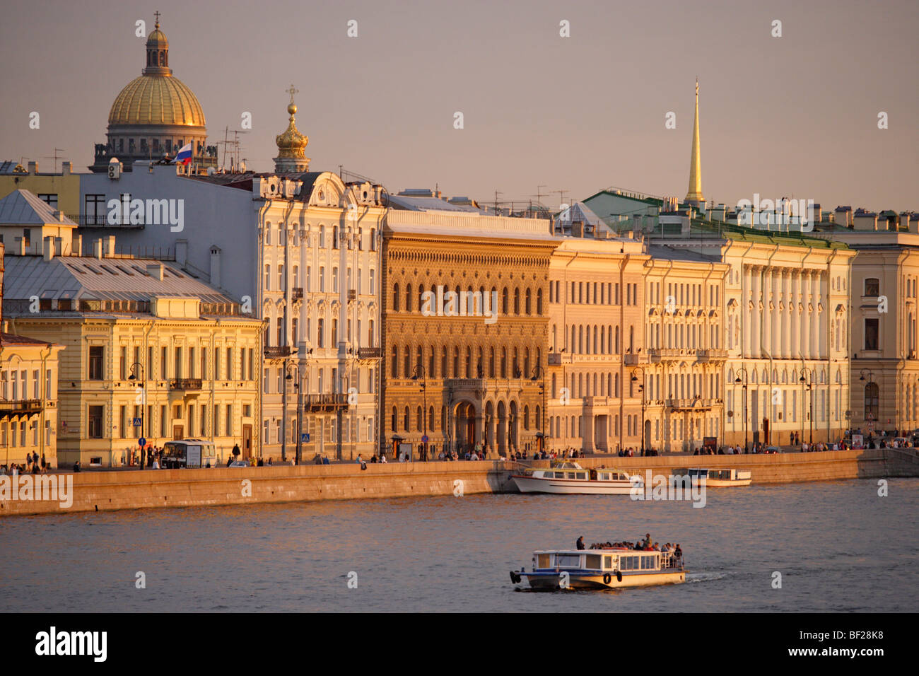 La rivière Neva et la cathédrale Saint Isaac, Saint Petersburg, Russie Banque D'Images