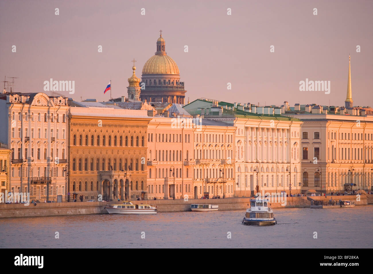 La rivière Neva et la cathédrale Saint Isaac, Saint Petersburg, Russie Banque D'Images