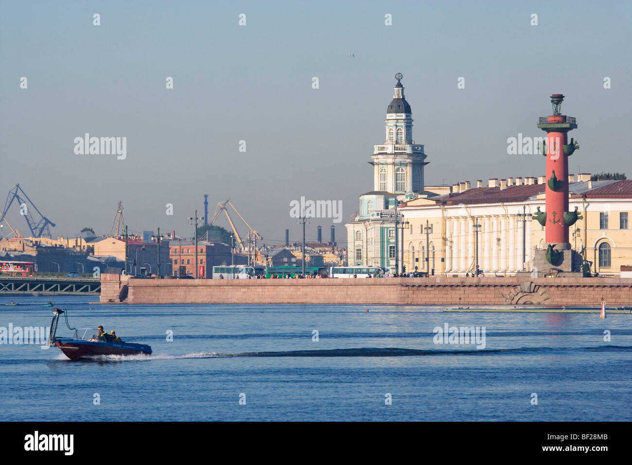 Neva et Vassiljevski island. La tour au milieu marque la chambre d'art, la colonne rouge est l'un des deux les rostres colum Banque D'Images