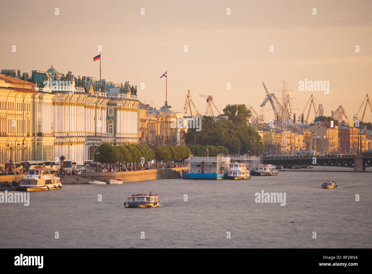 Neva avec le palais d'hiver et des grues dans le port, Saint Petersburg, Russie Banque D'Images
