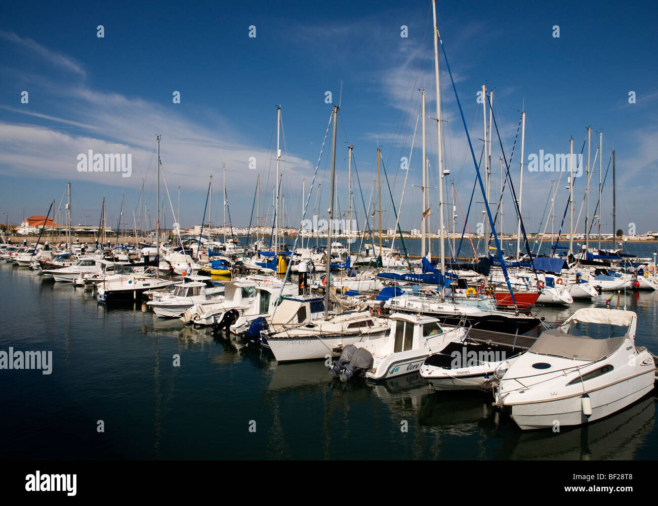 La marina de Vila Real de Santo António, dans l'Algarve Portugal province. La ville espagnole d'Ayamonte est dans l'arrière-plan Banque D'Images