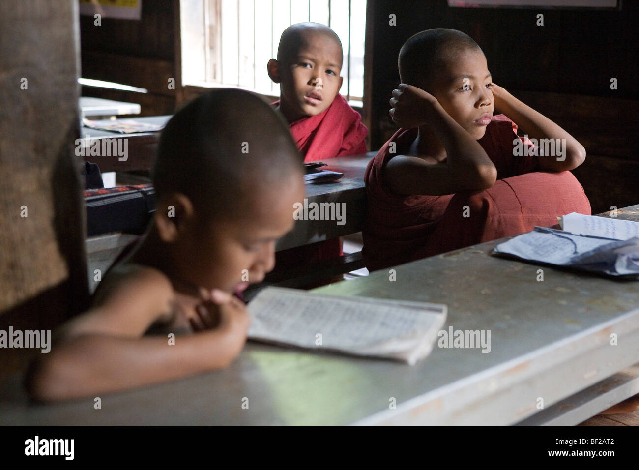 Dans Pali-School Buddhistic les élèves au monastère Bagaya sur Inwa (AVA) à près de la rivière Ayeyarwady Amarapura, Myanmar, Birmanie Banque D'Images